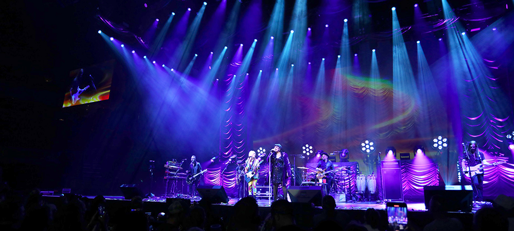 Carl Burnett lights Heart “Royal Flush Tour” with robust, refined PROTEUS luminaires